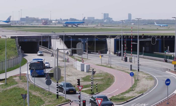 Stills-YouTube-Schiphol1_0007-2b_web